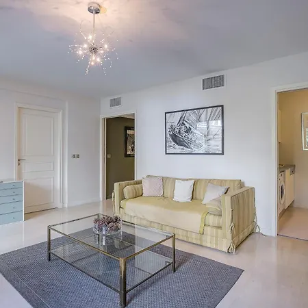 Апартаменты Carlton Riviera