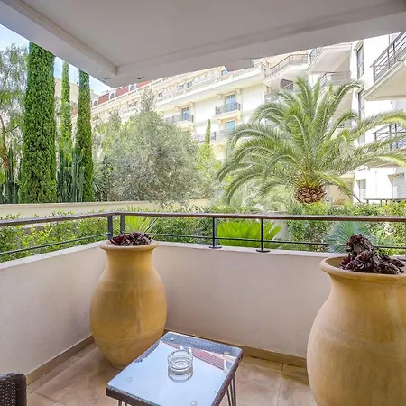 Апартаменты Carlton Riviera *