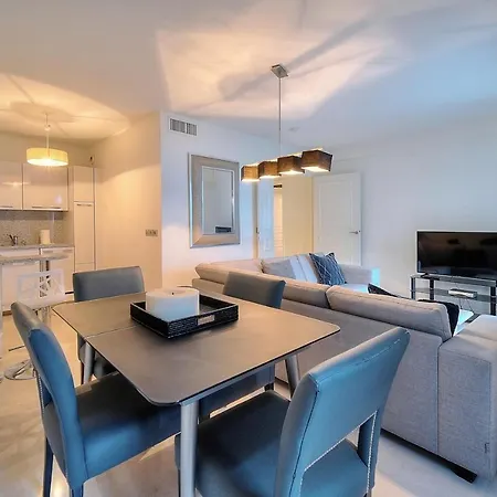 Carlton Riviera Apartment *