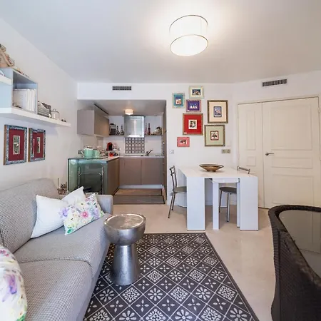Carlton Riviera Apartment