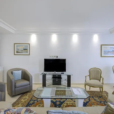Carlton Riviera Apartment *